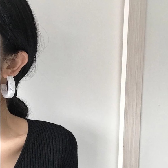 HP✨Half Moon Clear Marble Acrylic Hoop Earrings - Picture 3 of 5